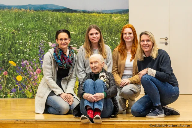 Die Primatenforscherin Jane Goodall mit Lehrerinnen und Schülerinnen der HAK Gmunden