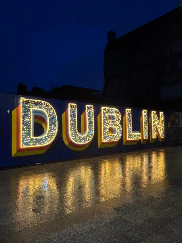 Leuchtschrift „Dublin“ bei Nacht