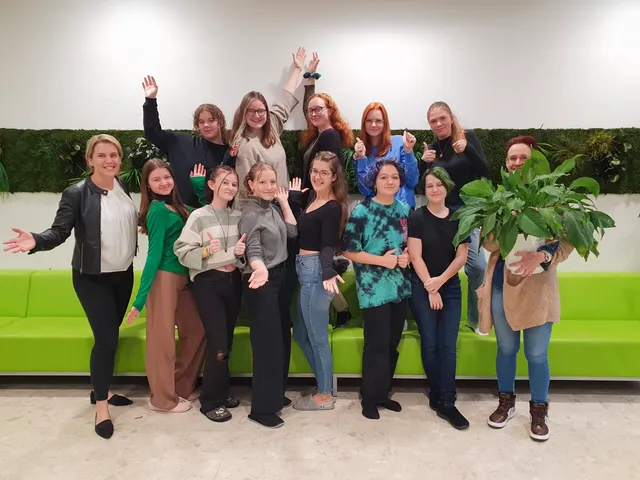 Gruppenfoto der Green Peers mit einer großen Zimmerpflanze