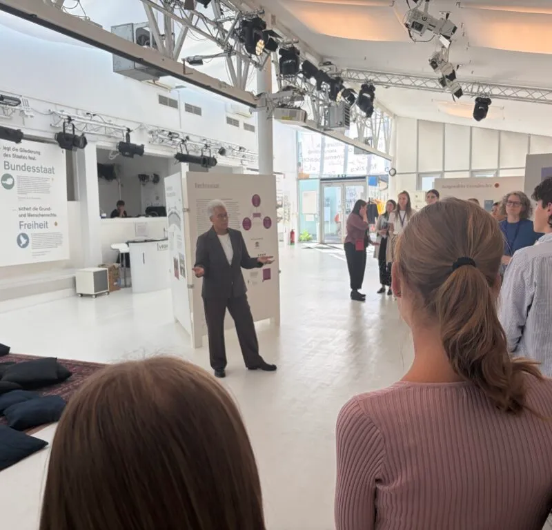 Ein Referent erklärt der Klasse die Ausstellung „Verfassung im Dialog“