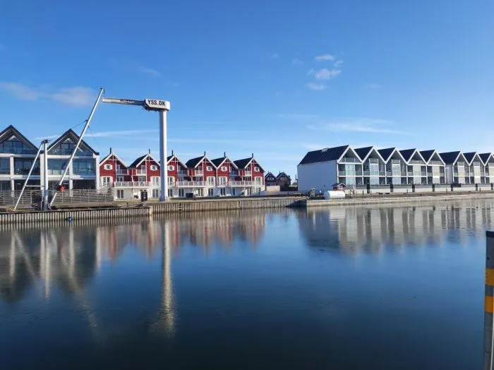 Hafen mit bunten Häusern in Dänemark bei blauem Himmel