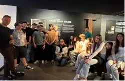 Die Gruppe bei einem Museumsbesuch in Prag