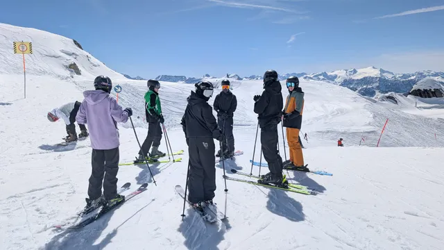 Schülerinnen und Schüler auf Skiern im Skigebiet