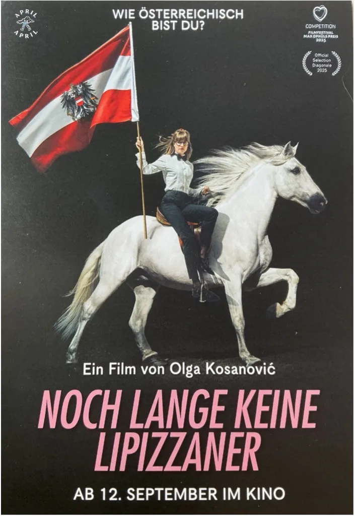 Filmplakat „Noch lange keine Lipizzaner“ von Olga Kosanović: junge Frau mit Österreich-Fahne auf einem weißen Pferd