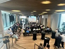 Gäste der Maturafeier in einem großen Saal